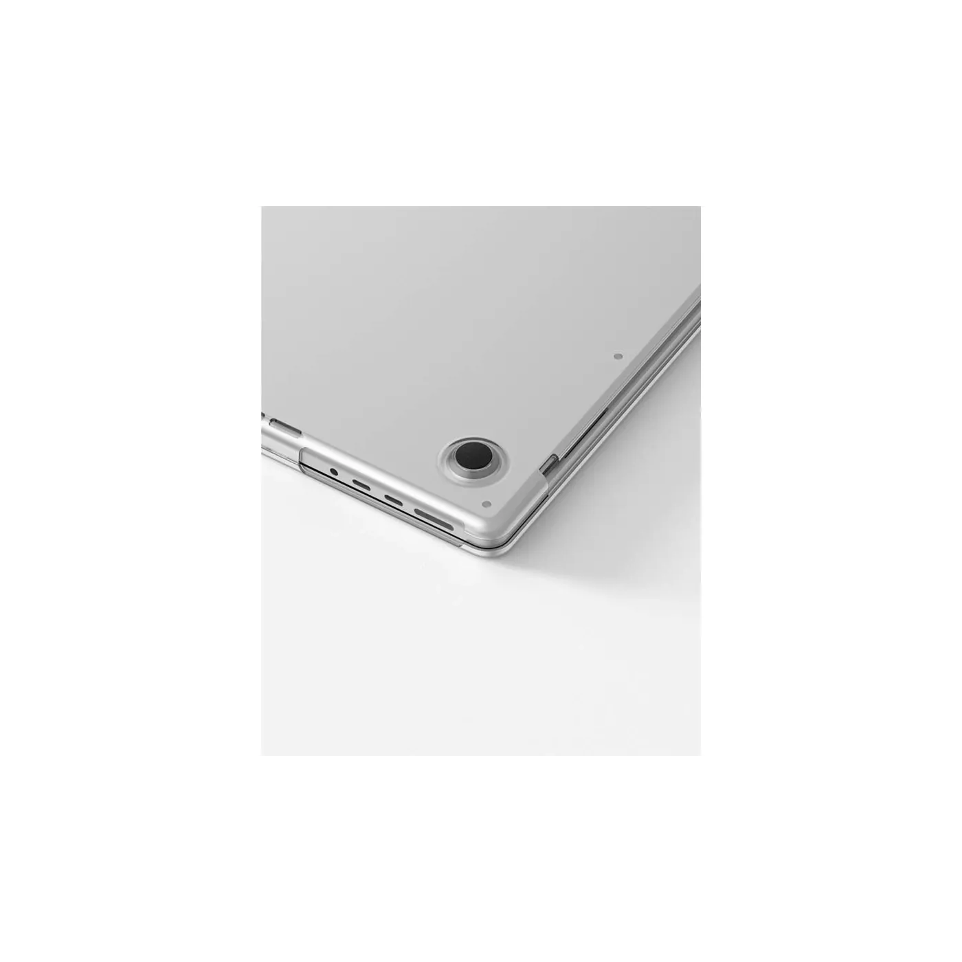 AT Titan طقم جراب + غطاء لوحة مفاتيح لجهاز MacBook Pro M5 مقاس 16" - شفاف