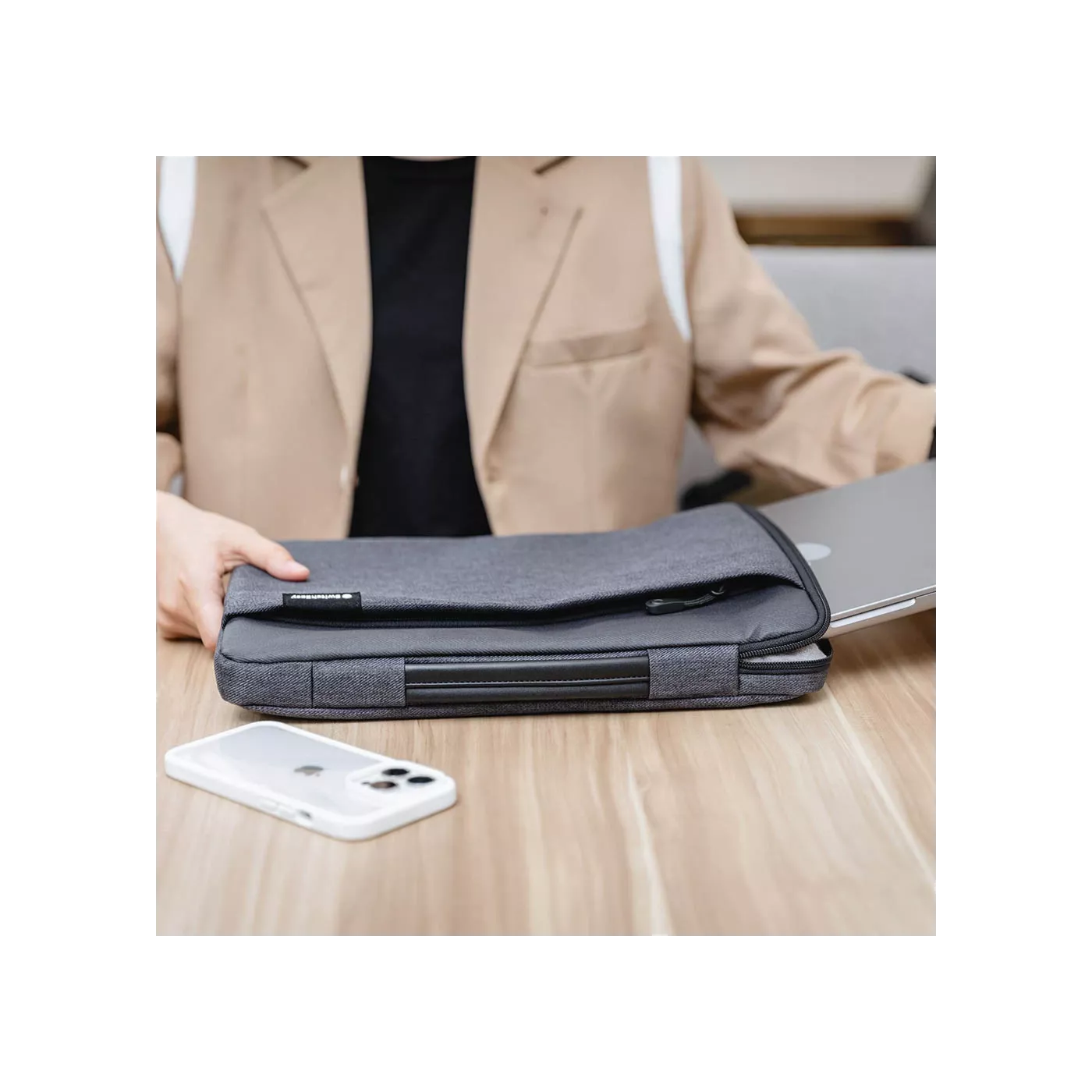 SwitchEasy Urban Carrying Pouch for 14-inch MacBook