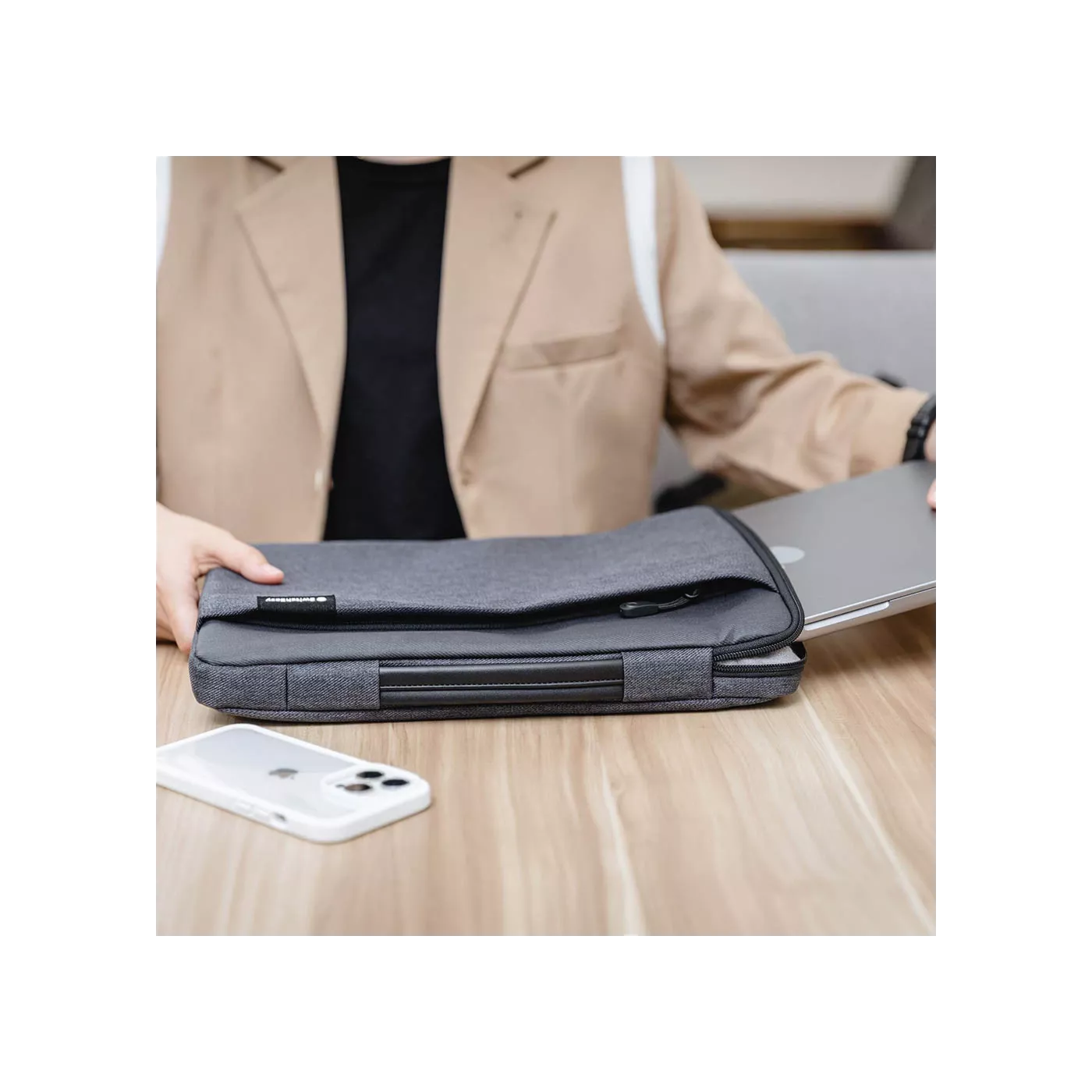 SwitchEasy Urban Carrying Pouch for 16-inch MacBook