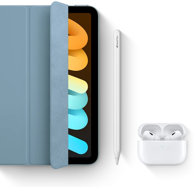 iPad&nbsp;mini معروض أثناء الاستخدام مع المحفظة الذكية وقلم Apple&nbsp;Pro وAirPods&nbsp;Pro.‏