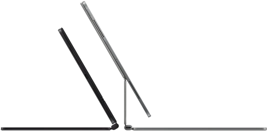 جهازا iPad Pro مثبّتان بلوحة مفاتيح ماجيك، الجزء الجانبي الخارجي، تصميم نحيف، جهاز بلون أسود فلكي مع مكبرات الصوت ومنفذ USB-C، مائل بشكل شبه مفتوح، جهاز بلون فضي، مائل للخلف ويعرض التصميم الكابولي العائم للوحة المفاتيح مع مكبرات الصوت والميكروفون