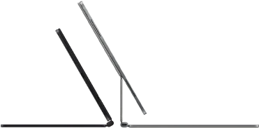 جهازا iPad Pro مثبّتان بلوحة مفاتيح ماجيك، الجزء الجانبي الخارجي، تصميم نحيف، جهاز بلون أسود فلكي مع مكبرات الصوت ومنفذ USB-C، مائل بشكل شبه مفتوح، جهاز بلون فضي، مائل للخلف ويعرض التصميم الكابولي العائم للوحة المفاتيح مع مكبرات الصوت والميكروفون