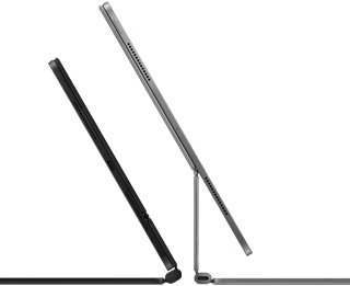 جهازا iPad Pro مثبّتان بلوحة مفاتيح ماجيك، الجزء الجانبي الخارجي، تصميم نحيف، جهاز بلون أسود فلكي مع مكبرات الصوت ومنفذ USB-C، مائل بشكل شبه مفتوح، جهاز بلون فضي، مائل للخلف ويعرض التصميم الكابولي العائم للوحة المفاتيح مع مكبرات الصوت والميكروفون