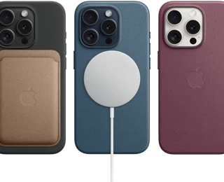 iPhone&nbsp;15 يعرض حافظة iPhone&nbsp;15 من السيليكون مع MagSafe، ومحفظة من نسيج محبوك مع MagSafe، وشاحن MagSafe، وبطارية MagSafe الخارجية.