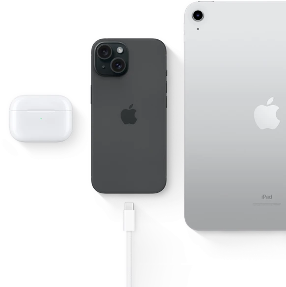 iPhone&nbsp;15 مع موصل USB-C يبيّن إمكانية استخدام الموصل نفسه مع AirPods&nbsp;Pro وiPad‏