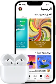 جهاز iPhone 17e، الجانب الخارجي الأمامي، تطبيق Apple Music مفتوح على الشاشة الرئيسية، بجانب AirPods Pro 3 في علبة شحن MagSafe مفتوحة