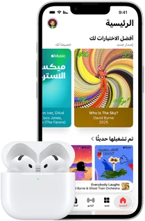 جهاز iPhone 17e، الجانب الخارجي الأمامي، تطبيق Apple Music مفتوح على الشاشة الرئيسية، بجانب AirPods Pro 3 في علبة شحن MagSafe مفتوحة