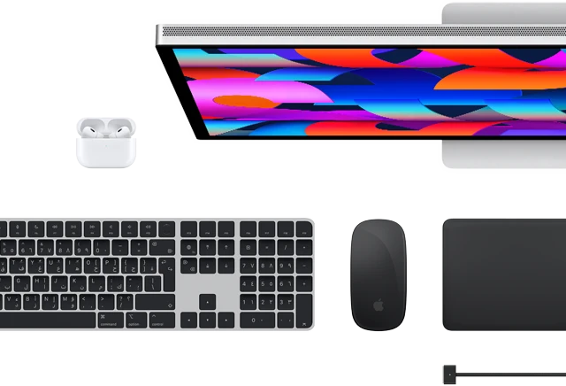 لقطة علوية تعرض اكسسوارات Mac:‏ شاشة Studio&nbsp;Display وAirPods ولوحة&nbsp;مفاتيح&nbsp;ماجيك وماجيك&nbsp;ماوس ولوحة&nbsp;تعقب&nbsp;ماجيك‏