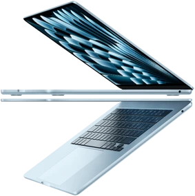 اثنان من أجهزة لابتوب MacBook&nbsp;Air باللون الأزرق السماوي مفتوحان على شكل سهم، فتبرز نحافة التصميم
