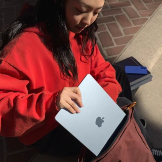طالبة تضع جهاز MacBook&nbsp;Air مقاس 15&nbsp;إنش في حقيبة ظهرها