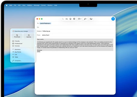 شاشة MacBook&nbsp;Air تعرض أدوات الكتابة في Apple&nbsp;Intelligence وهي تُنشئ رسالة إيميل