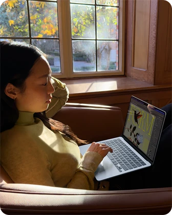 شخص يستخدم جهاز MacBook&nbsp;Air وهو جالس على كرسي‏