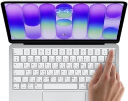 جهاز MacBook Neo، لون فضي، يعرض شاشة تسجيل الدخول، إصبع شخص على مستشعر بصمة الإصبع في الزاوية العلوية اليسرى من لوحة المفاتيح