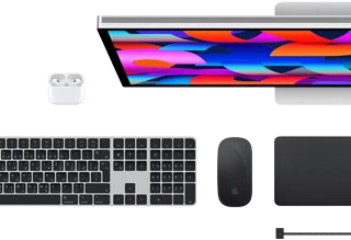 لقطة علوية تعرض مجموعة من اكسسوارات Mac‏: شاشة Studio&nbsp;Display، ولوحة مفاتيح ماجيك، وماجيك ماوس، ولوحة تعقب ماجيك، وAirPods‏، وكابل شحن MagSafe‏