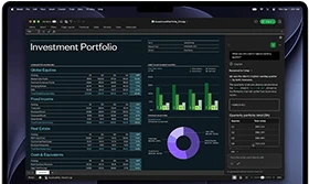 شاشة MacBook Pro تعرض جدول بيانات في Excel مع بيانات محفظة استثمارية، مخطط شريطي بلون أخضر، مخطط حلقي بلون ليلكي، شريط جانبي يعرض Copilot مع الإجماليات ربع السنوية