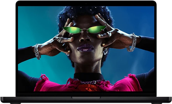 شاشة ملونة على MacBook Pro تُظهر شخصاً يُحمل فوق رؤوس الحاضرين في إحدى الحفلات، ما يبرز شاشة ريتنا ليكويد XDR‏ النابضة بالحياة
