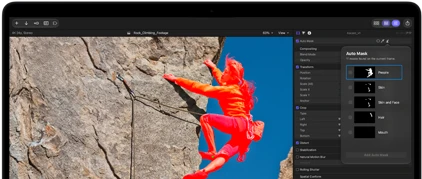 جهاز MacBook Pro، تطبيق Final Cut Pro، لوحة ميزة Auto Mask، تم تحديد فئة الأشخاص، فئات إضافية: البشرة، البشرة والوجه، الشعر، الفم، متسلق يرتدي ملابس بدرجات من اللون الأحمر ويتسلق منحدراً صخرياً على خلفية سماء زرقاء