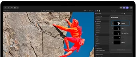 جهاز MacBook Pro، تطبيق Final Cut Pro، لوحة ميزة Auto Mask، تم تحديد فئة الأشخاص، فئات إضافية: البشرة، البشرة والوجه، الشعر، الفم، متسلق يرتدي ملابس بدرجات من اللون الأحمر ويتسلق منحدراً صخرياً على خلفية سماء زرقاء