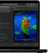 شاشة MacBook Pro تعرض صورة شخص يتم تعديلها في برنامج Adobe Lightroom‏
