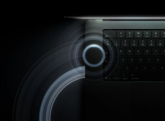 جهاز MacBook Pro مع شاشة PROLED XDR، الغطاء مفتوح، لون أسود فلكي، لوحة المفاتيح مضاءة بضوء الشاشة، دوائر تمثل موجات صوتية تنبعث من الجهة العلوية والجهة اليسرى لهيكل جهاز اللابتوب