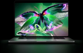 جهاز MacBook Pro مع شاشة PROLED XDR‏، الغطاء مفتوح، لون فضي، الشاشة تعرض صورة غنية بالتفاصيل وعالية التباين مع ألوان زاهية، الشاشة تضيء لوحة المفاتيح