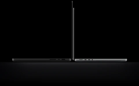 جهاز MacBook Pro مقاس 16 إنش مع شاشة PROLED XDR، الغطاء مفتوح، لون أسود فلكي، الجهة الخارجية الجانبية اليمنى مع ثلاثة منافذ، نص: 1.82 كلغ، جهاز MacBook Pro مقاس 14 إنش مع شاشة PROLED XDR، الغطاء مفتوح، لون فضي، الجهة الخارجية الجانبية اليسرى مع أربعة منافذ، نص: 1.38 كلغ