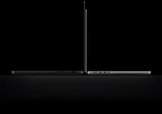 جهاز MacBook Pro مقاس 16 إنش مع شاشة PROLED XDR، الغطاء مفتوح، لون أسود فلكي، الجهة الخارجية الجانبية اليمنى مع ثلاثة منافذ، نص: 1.82 كلغ، جهاز MacBook Pro مقاس 14 إنش مع شاشة PROLED XDR، الغطاء مفتوح، لون فضي، الجهة الخارجية الجانبية اليسرى مع أربعة منافذ، نص: 1.38 كلغ