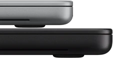 جهاز MacBook Pro مقاس 14 إنش مع شاشة PROLED XDR، لون فضي، موضوع فوق موديل مقاس 16 إنش، لون أسود فلكي، لإبراز اختلاف المقاس