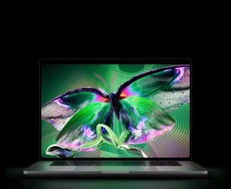 جهاز MacBook Pro مع شاشة PROLED XDR‏، الغطاء مفتوح، لون فضي، الشاشة تعرض صورة غنية بالتفاصيل وعالية التباين مع ألوان زاهية، الشاشة تضيء لوحة المفاتيح