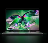 جهاز MacBook Pro مع شاشة PROLED XDR‏، الغطاء مفتوح، لون فضي، الشاشة تعرض صورة غنية بالتفاصيل وعالية التباين مع ألوان زاهية، الشاشة تضيء لوحة المفاتيح