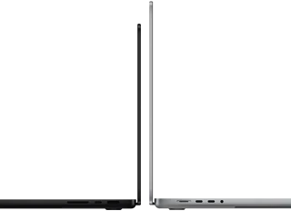 جهازا MacBook Pro مقاس 14 إنش و16 نش معروضان ظهراً لظهر لتوضيح الفرق في الحجم وإبراز نحافة التصميم