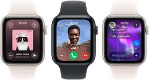 ثلاث ساعات Apple&nbsp;Watch&nbsp;SE&nbsp;3 مصطفة جنباً إلى جنب، إحداها تعرض تطبيق Apple&nbsp;Music، والثانية تعرض مكالمة واردة، والثالثة تعرض محادثة في iMessage‏
