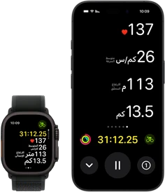 النشاط المباشر يعرض مقاييس شخص يركب الدراجة، على كل من ساعته Ultra 2 وجهازه iPhone‏