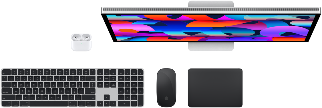 لقطة علوية تعرض AirPods وStudio Display ولوحة مفاتيح ماجيك وماجيك ماوس ولوحة تعقب ماجيك‏